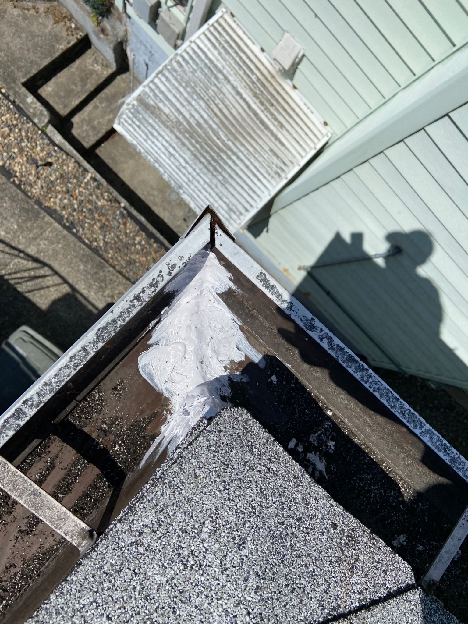 Sealant repair work at a leaking inside gutter corner